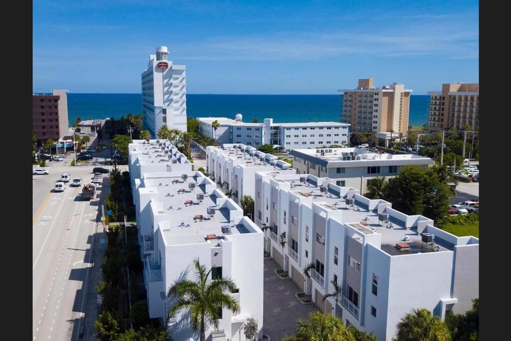 Across The Ocean Few Steps To Beach Contemporary Three Bedroom Townhouse Pompano Beach Exterior foto