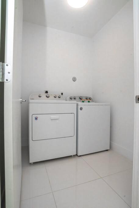 Across The Ocean Few Steps To Beach Contemporary Three Bedroom Townhouse Pompano Beach Exterior foto